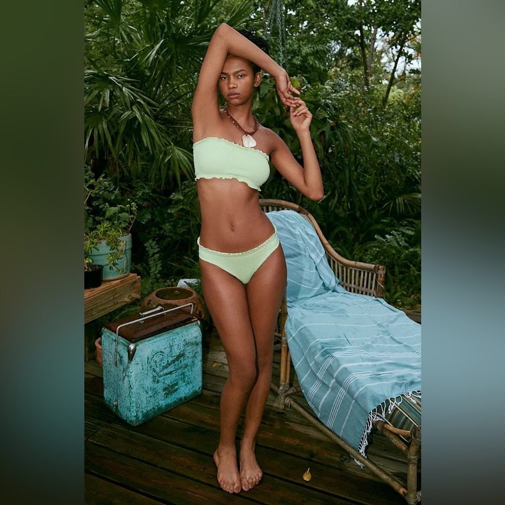 Seamless Ruffle Bikini Set - Picture 4 of 4